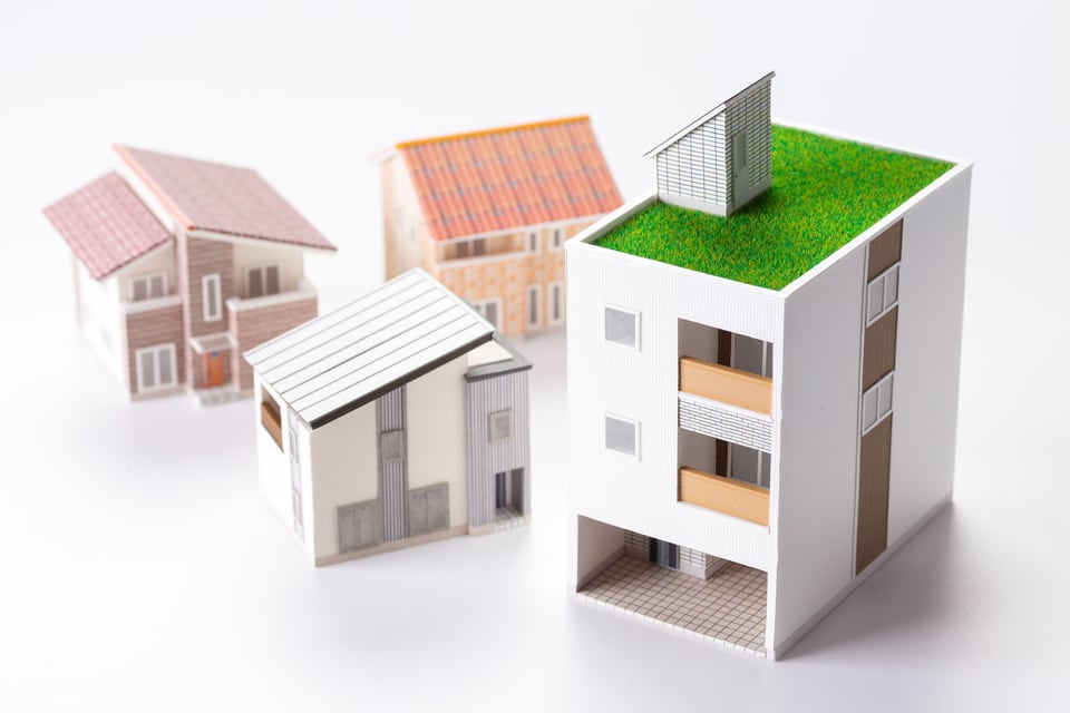 第一種中高層住居専用地域に建てられる一戸建て住宅やマンションの模型