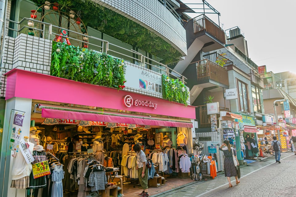 店舗併用住宅が立ち並ぶ近隣商業地域の街並み