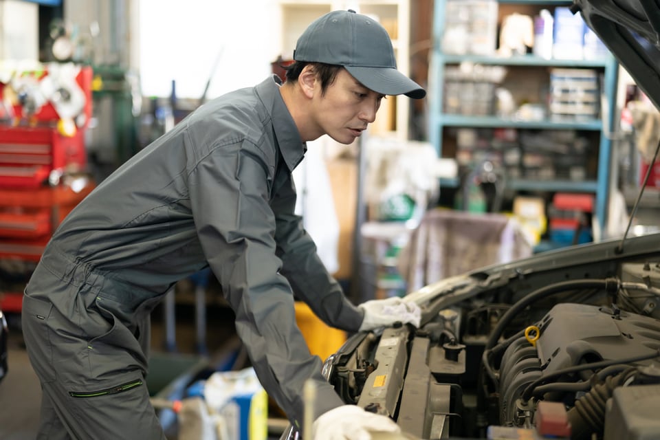 準工業地域にある修理工場で自動車の定期メンテナンスをしている整備士