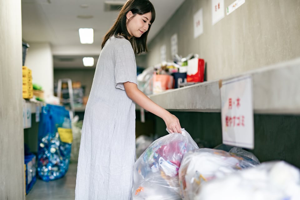24時間ゴミ出し可マンションでゴミを出す住人