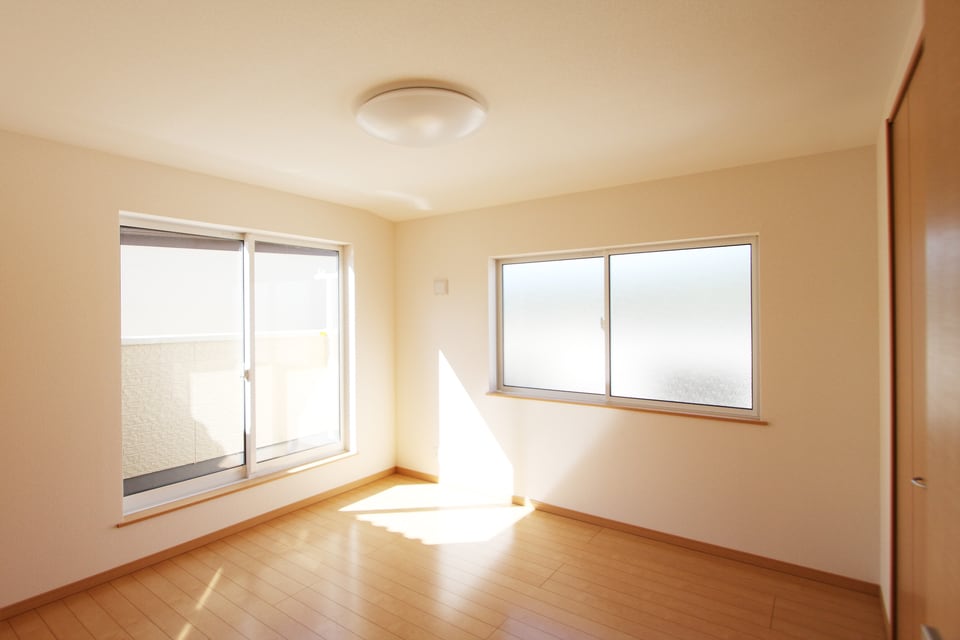 2面採光で効率的に光を取り込んでいる室内