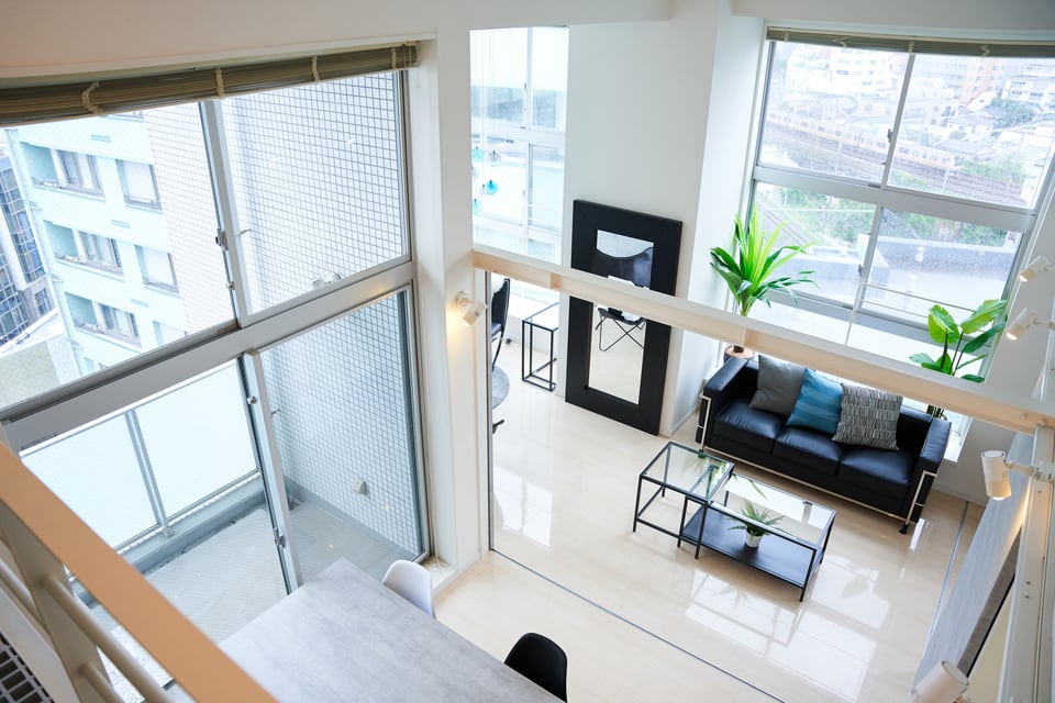窓が多いため室内の採光が効率的に取れた天井高のある3方角住戸