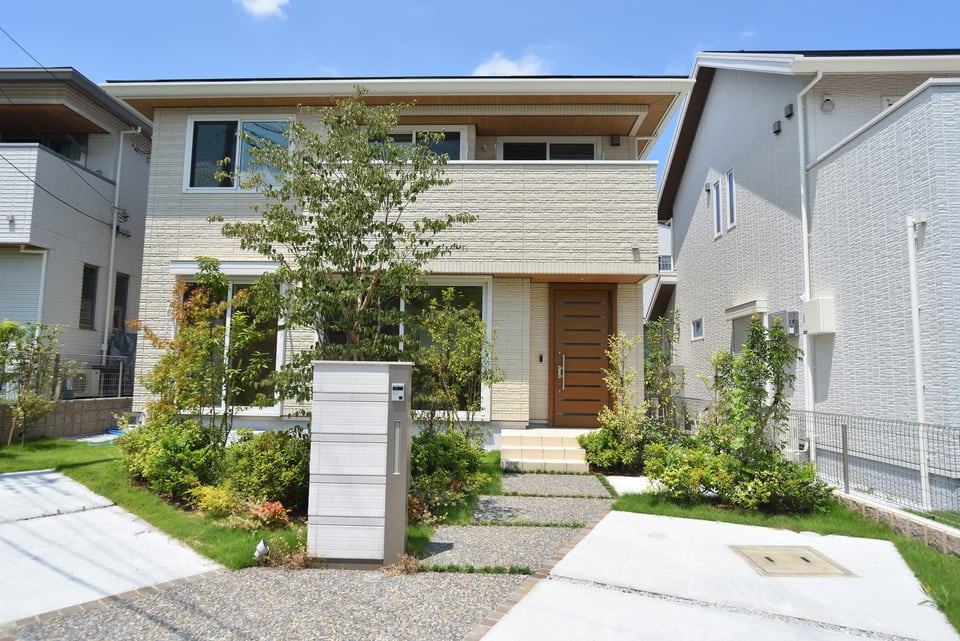 様々な庭木が植えられた建築物省エネルギー性能表示制度対象の住宅