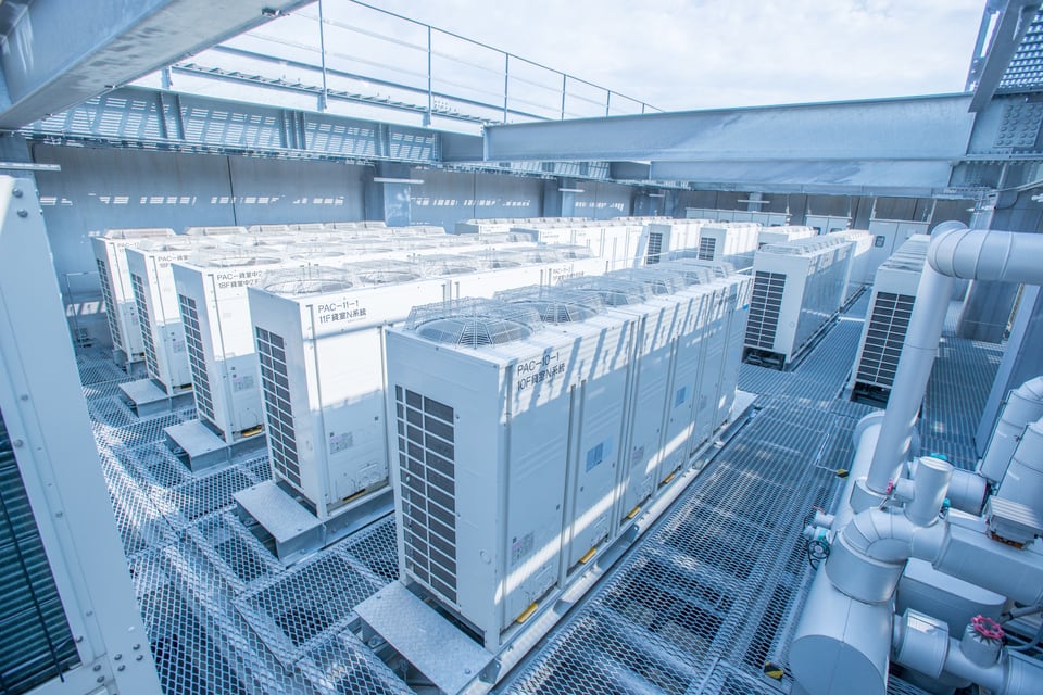 ESCO事業の一環で企業の屋上に並べられた空調設備の室外機
