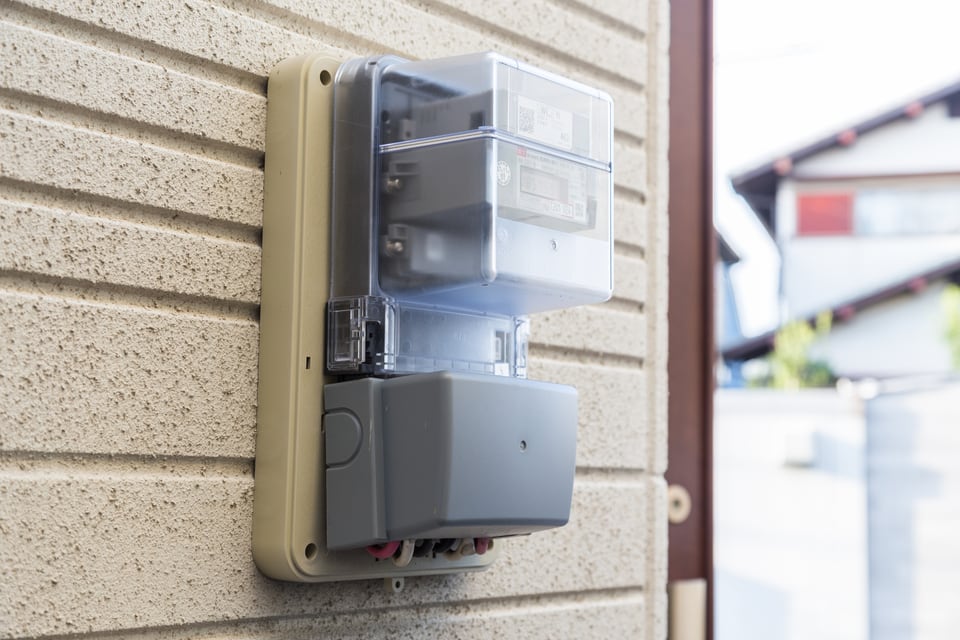 HEMSの導入で住宅の外壁に取り付けられたスマートメーター