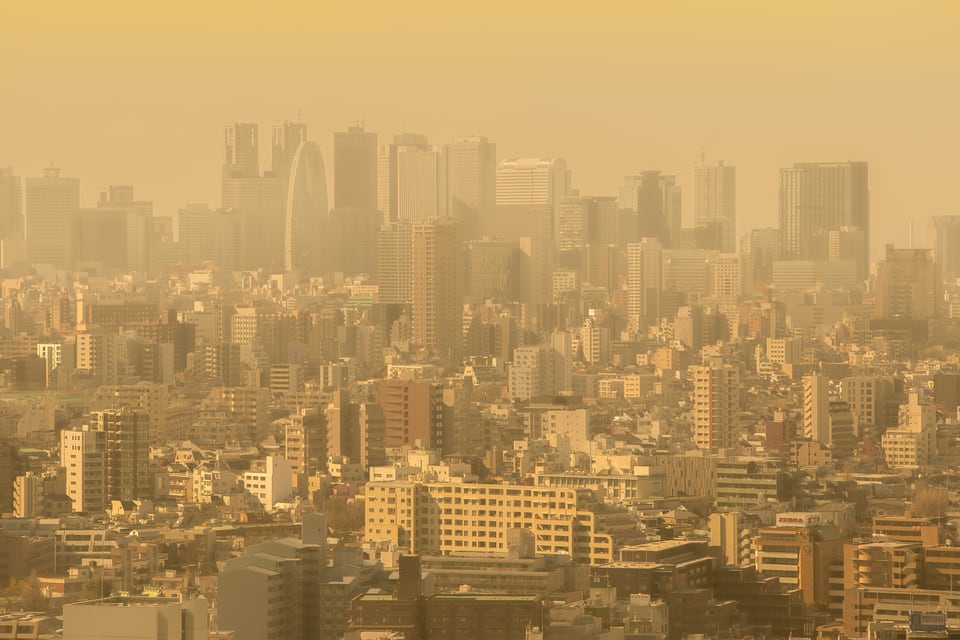 PM2.5などの空気の汚れによって霞んだ街の景色