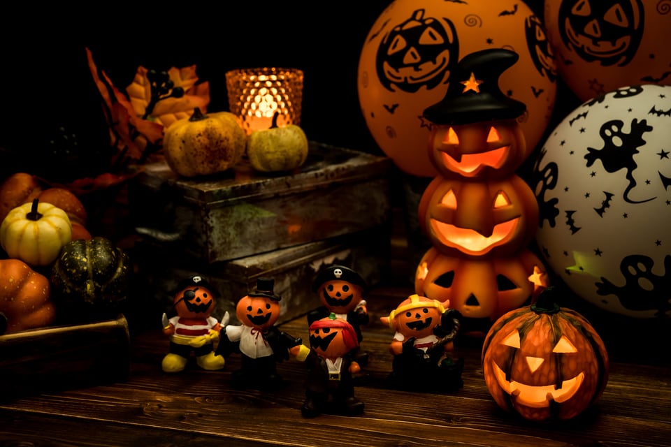 火が灯されたかぼちゃのランタンや人形などハロウィンのオーナメント