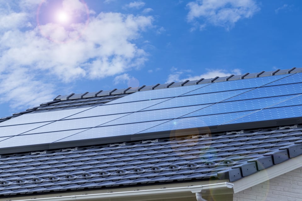 住宅屋根に設置された太陽光システムを使ったアクティブソーラー