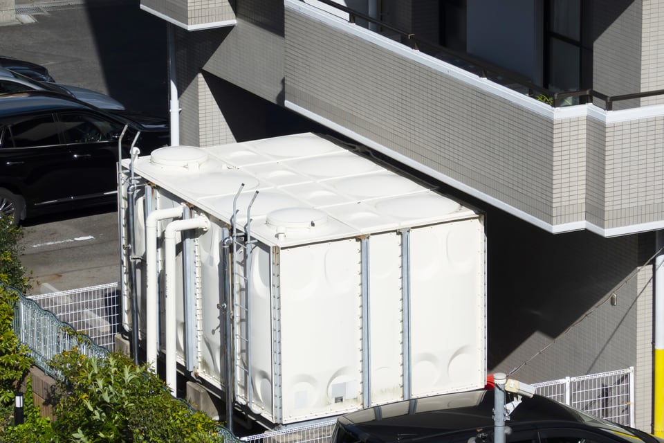 マンション共用部に設置された受水槽に貯めた水を加圧ポンプで各住戸に送る受水槽給水方式