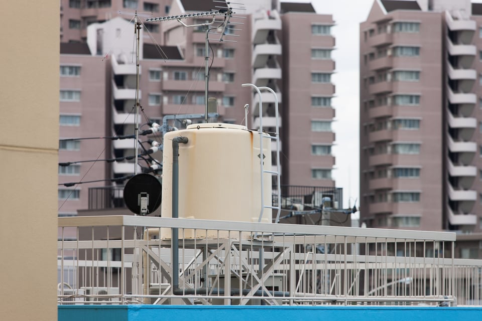 屋上の貯水タンクから重力により建物内に給水する高架水槽給水方式