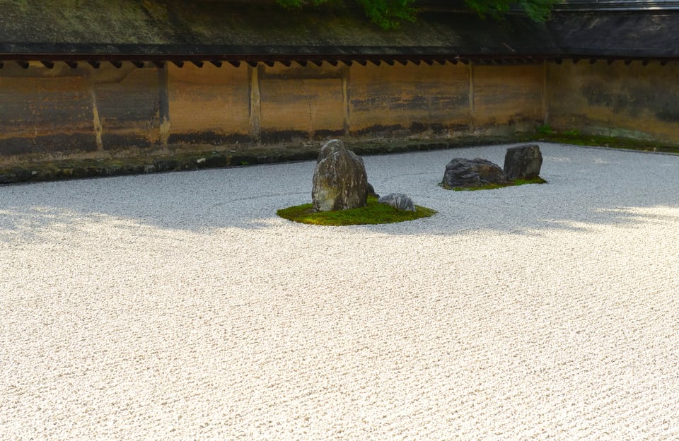 白砂を用いて水や島を表現した京都・龍安寺の枯山水
