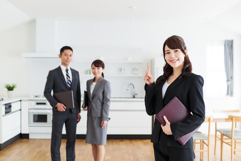 物件内覧中にアフターサービスの説明をする女性