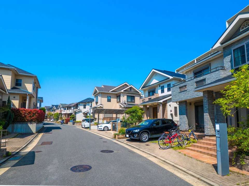 電柱のない公道に沿って続く住宅街の美しい街並み