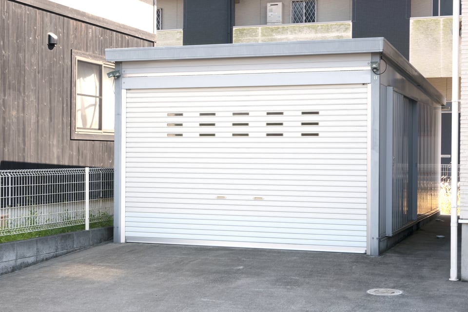 雨風をシャットアウトできるシャッター付き駐車場