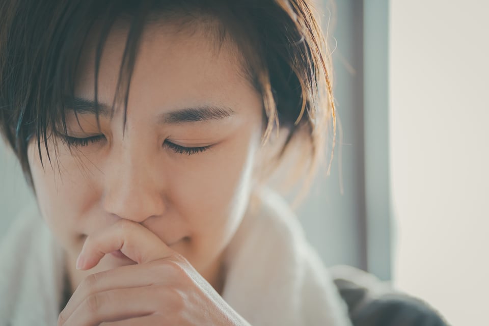 ハウスダストが原因でアレルギー症状に悩む女性