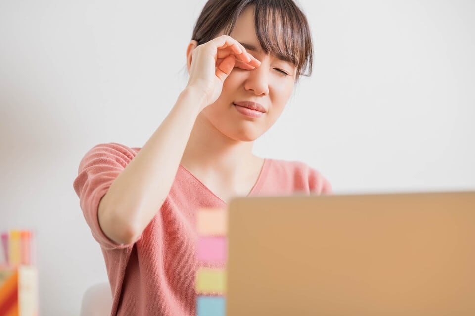 ハウスダストが原因で目のかゆみが出ている女性