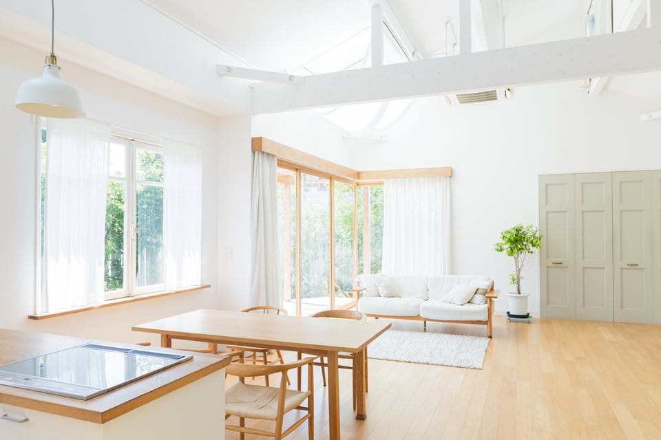 リフォームで快適になった白と木目を基調としたリビングダイニング
