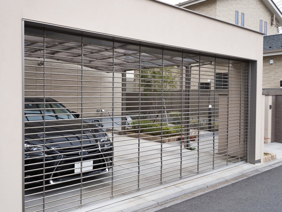 住宅のガレージに設置されたリモコンシャッター駐車場