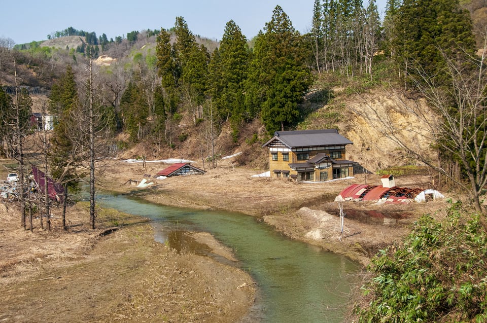 不同沈下をおこしやすい崖下の川沿いにある住宅