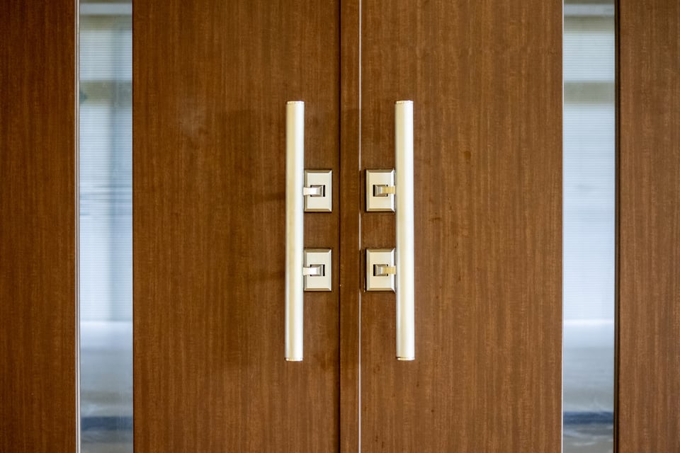 グレード感を演出できる両開きドア