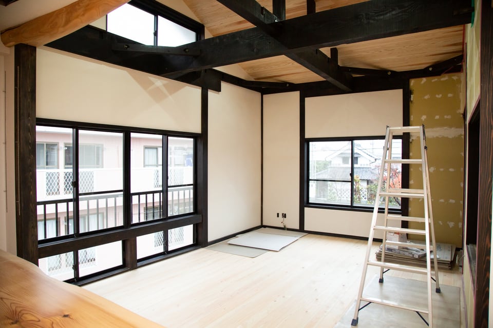 床や壁などをリノベーションしている部屋