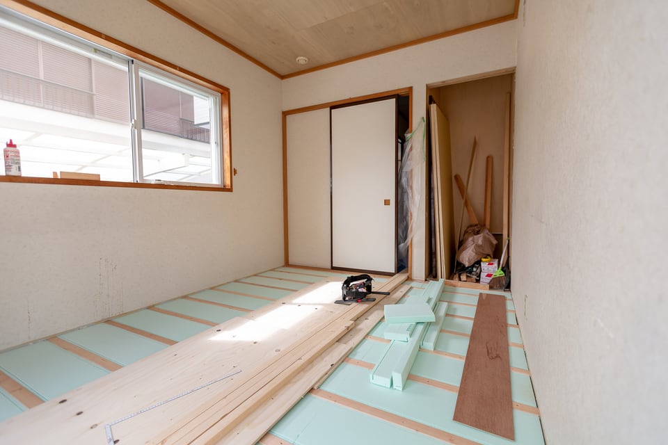床や収納部分をリノベーションしている和室