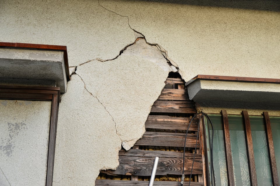 地震により外装壁面が剥落した中破の状態