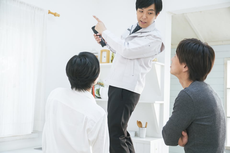 半揮発性有機化合物の使用法について説明を受ける男性
