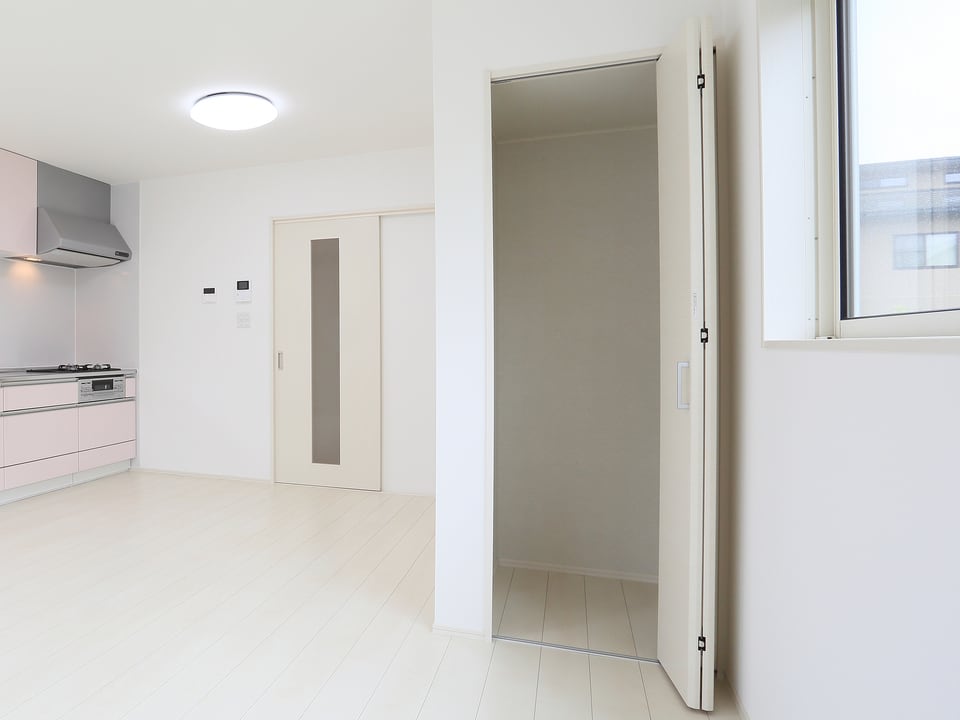 真っ白な内装が清々しい新築住宅のリビング収納に用いられた吊り戸