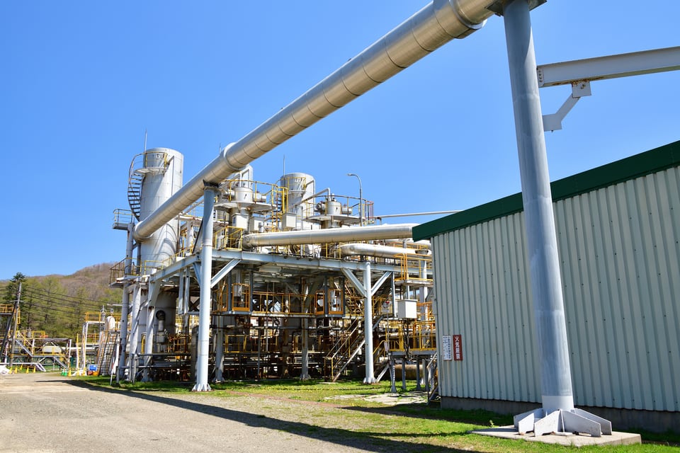 大規模な地熱発電所の蒸気変換工場