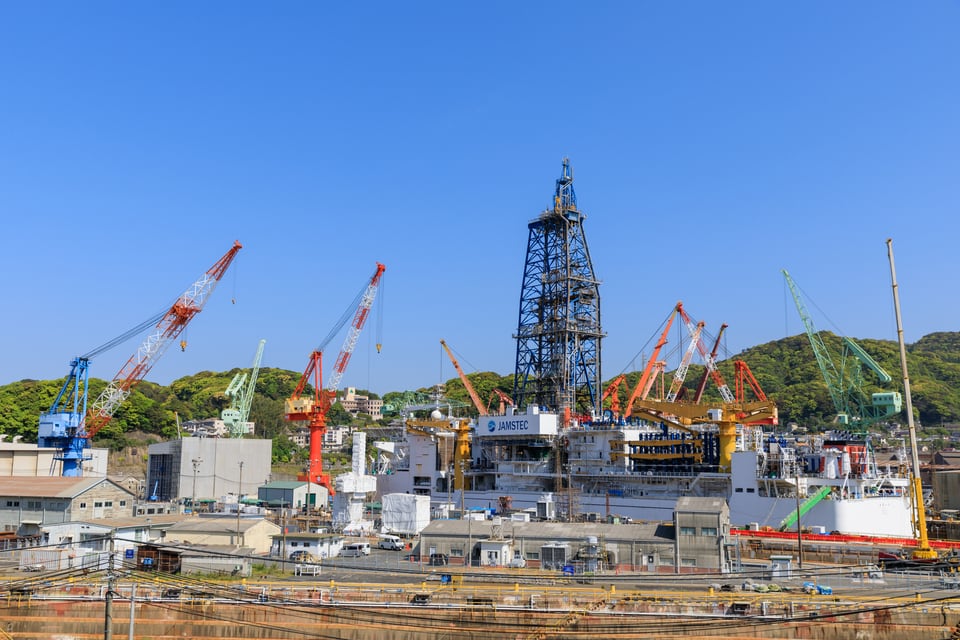 地震探査法を用いて地球深部調査を行う探査船