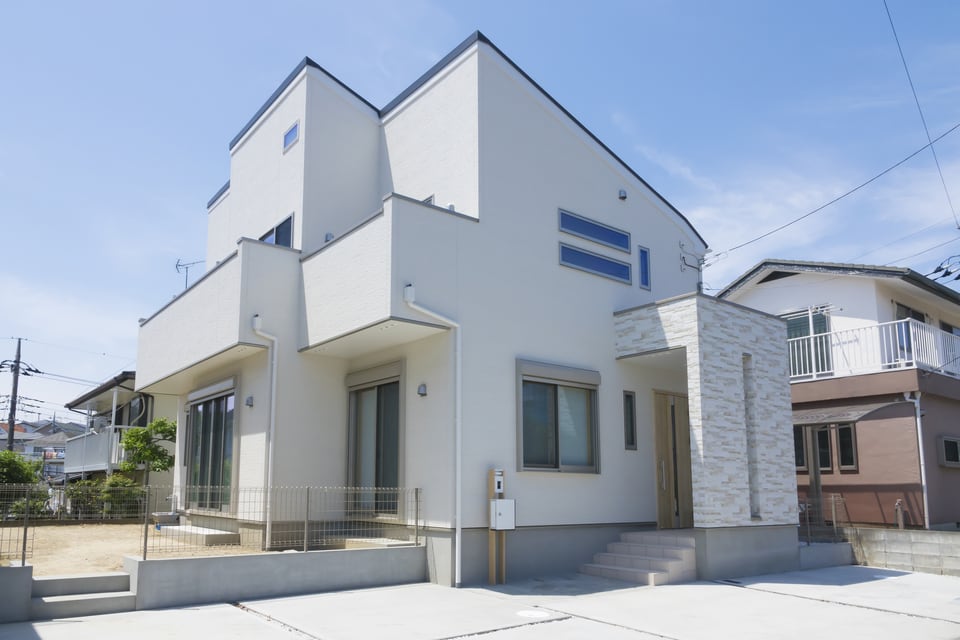 都市計画によって規定される外壁の後退距離を保った新築一戸建て