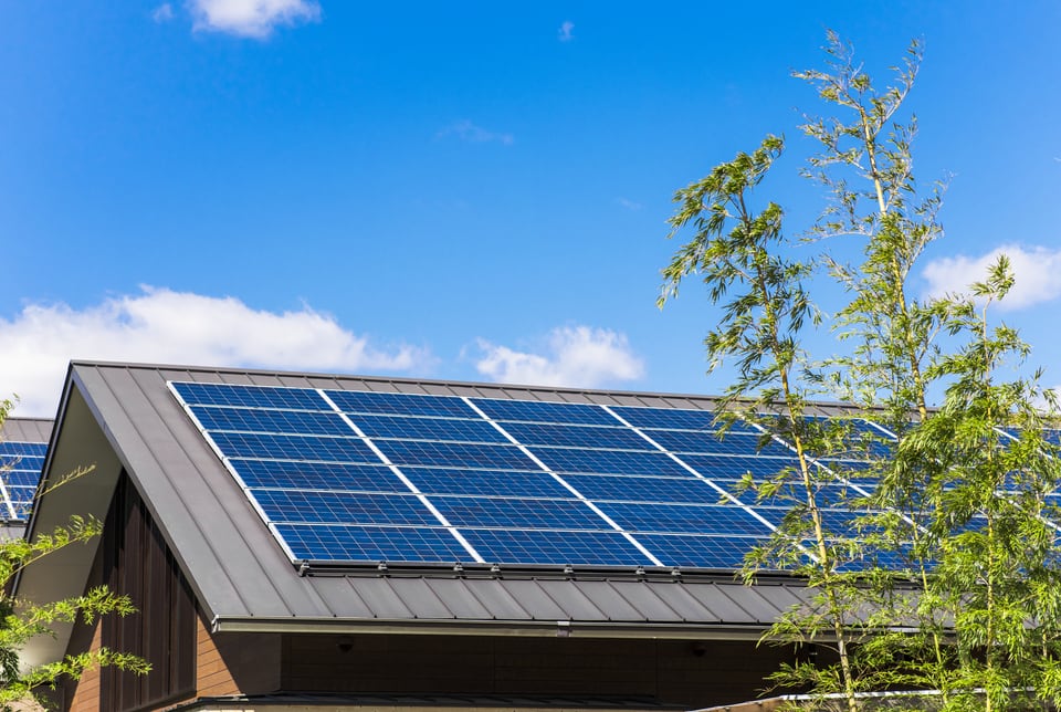 太陽光発電を行うソーラーパネルが設置された住宅の屋根