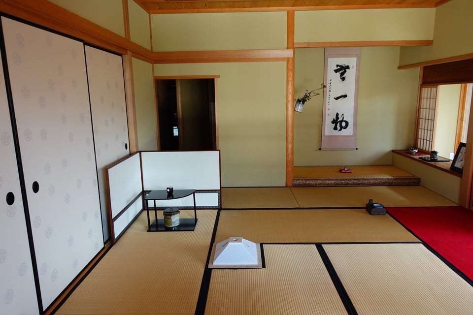 主に茶室などで使用される太鼓襖