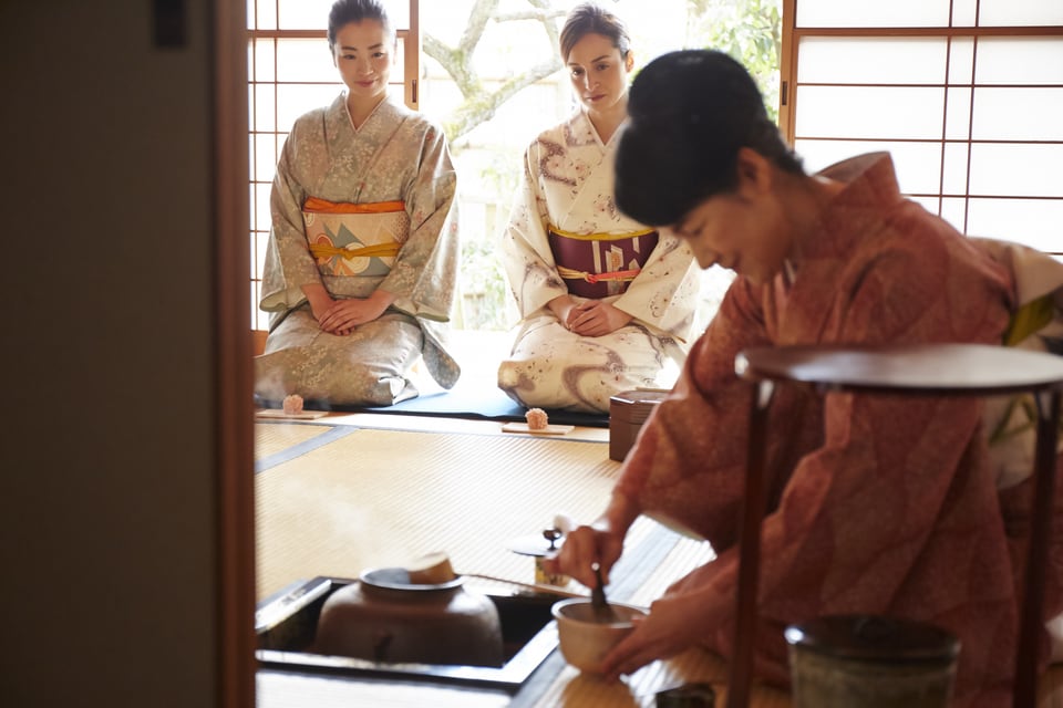 縁を付けずに仕上げ、茶室の趣に調和する太鼓襖