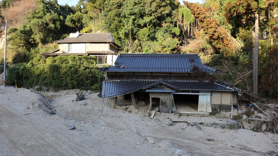 土砂崩れで流されている宅地造成等規制法対象区域内の家屋