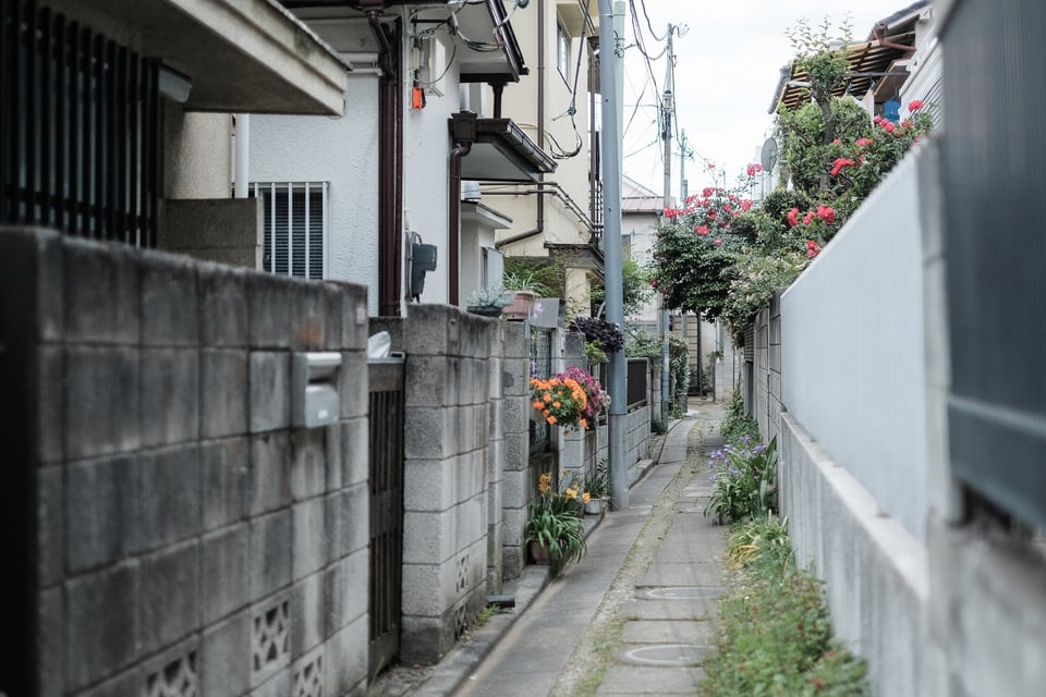 細い路地の両側に住宅が建ち並ぶ密集法の対象となるような住宅密集地