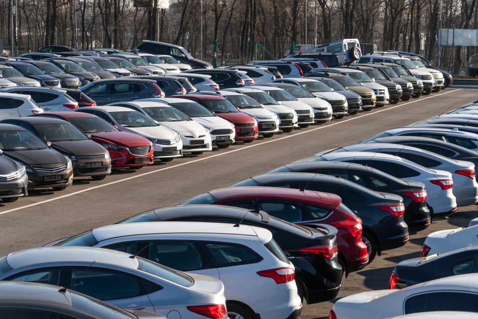 平置駐車場に車が並んで駐車している様子