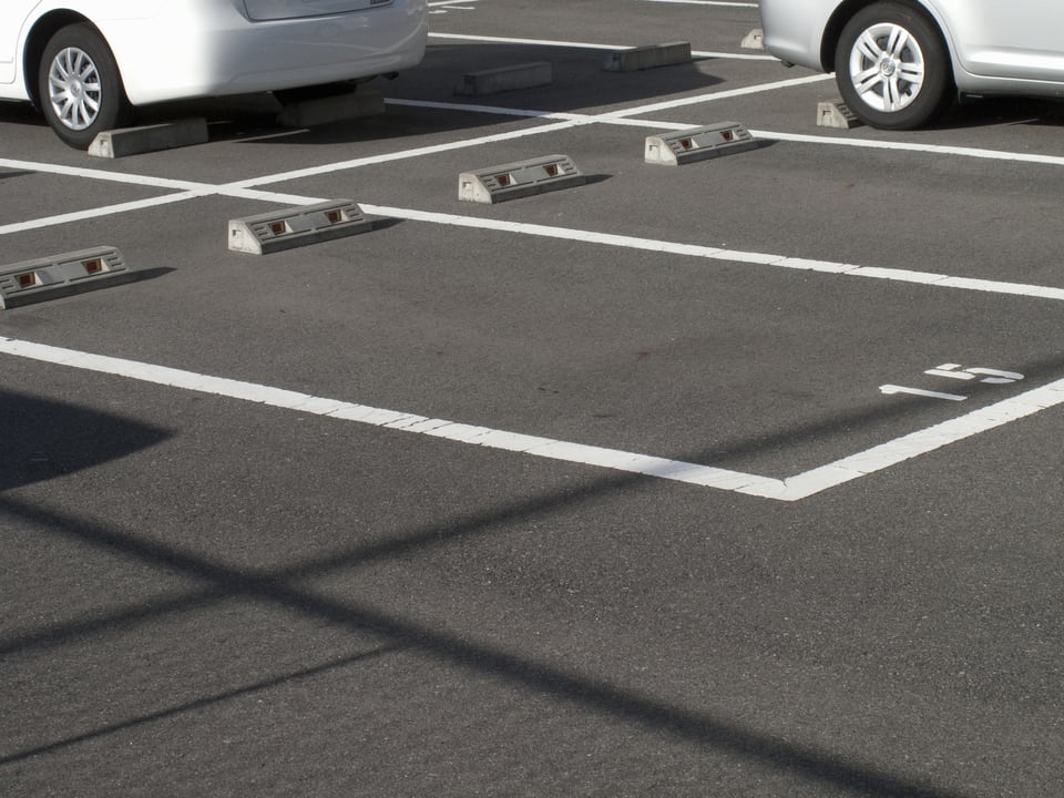 複数の自動車が駐車できる平置駐車場