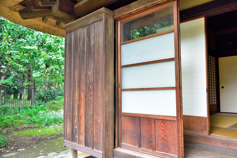 伝統的な日本家屋の縁側に設置された雨戸の戸袋