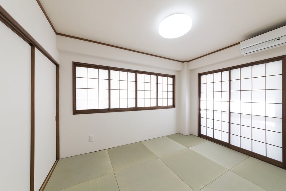 戸襖によって仕切られた琉球畳を用いたモダンな和室
