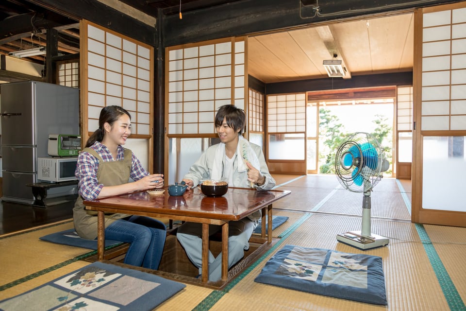 掘りごたつを掘り座卓として夏に使用している家族
