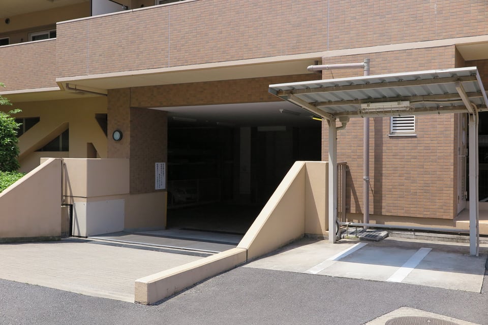 マンション内に設置された掘り込み式駐車場