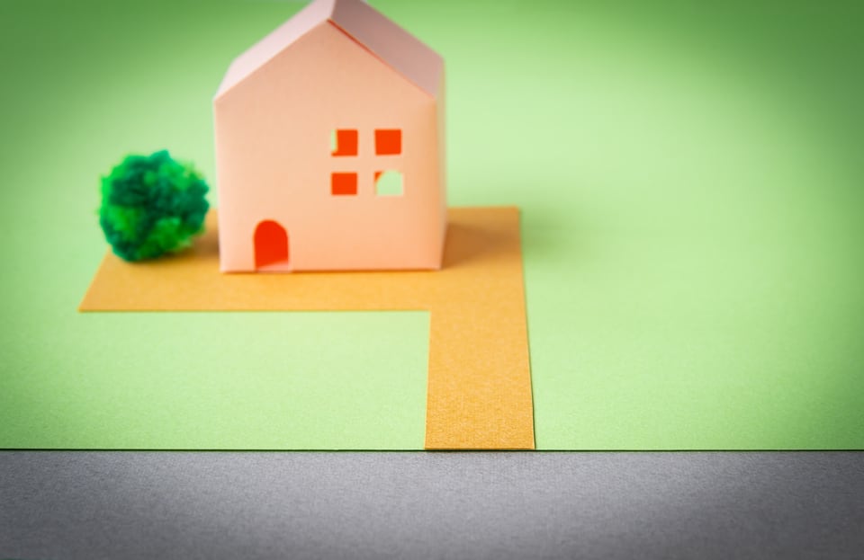敷地と道路との接道義務を満たした住宅