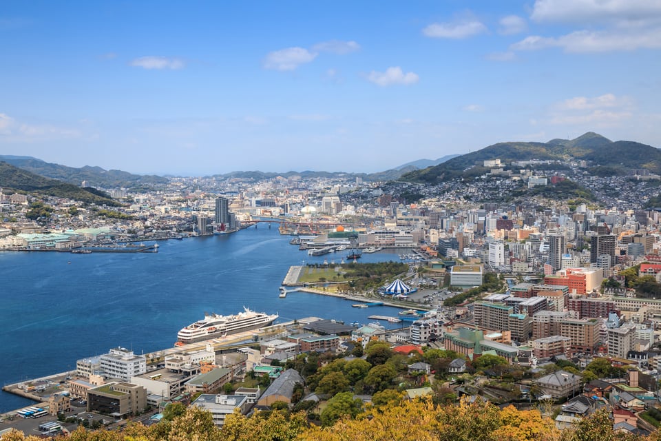 長崎の港と都市部を望む景観