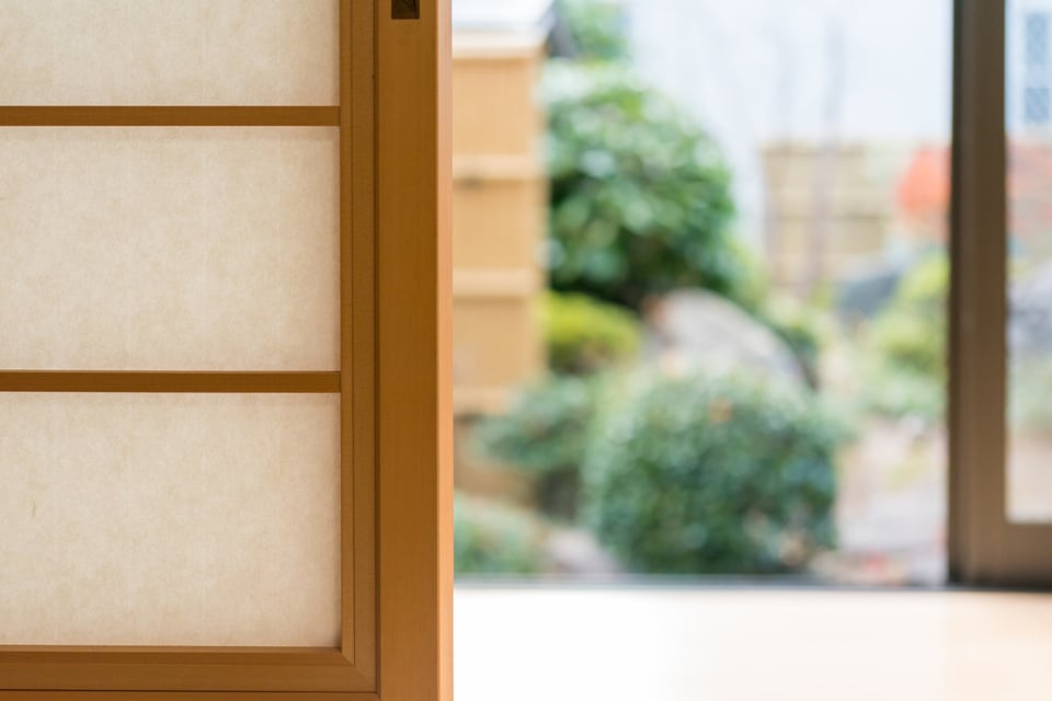 日本家屋の横組み障子と庭の風景