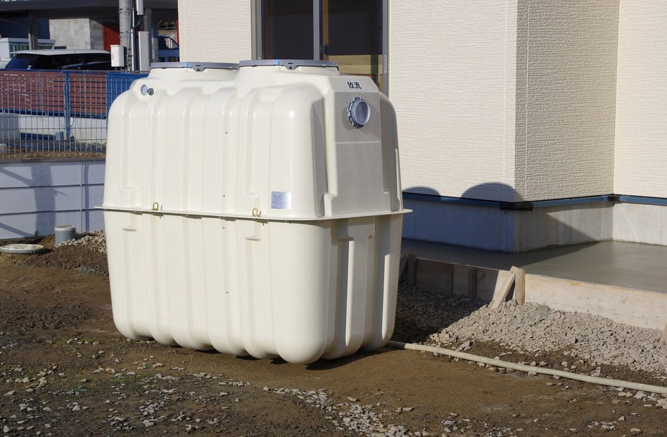 住宅の敷地内に埋設された家庭用の小型浄化槽