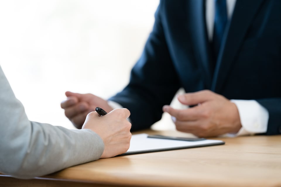 原状回復特約の内容について説明する不動産業者