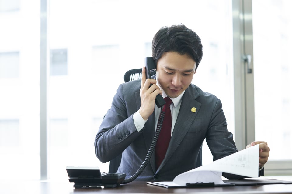 無権代理でありながら他人の所有物を売買する交渉を行う男性