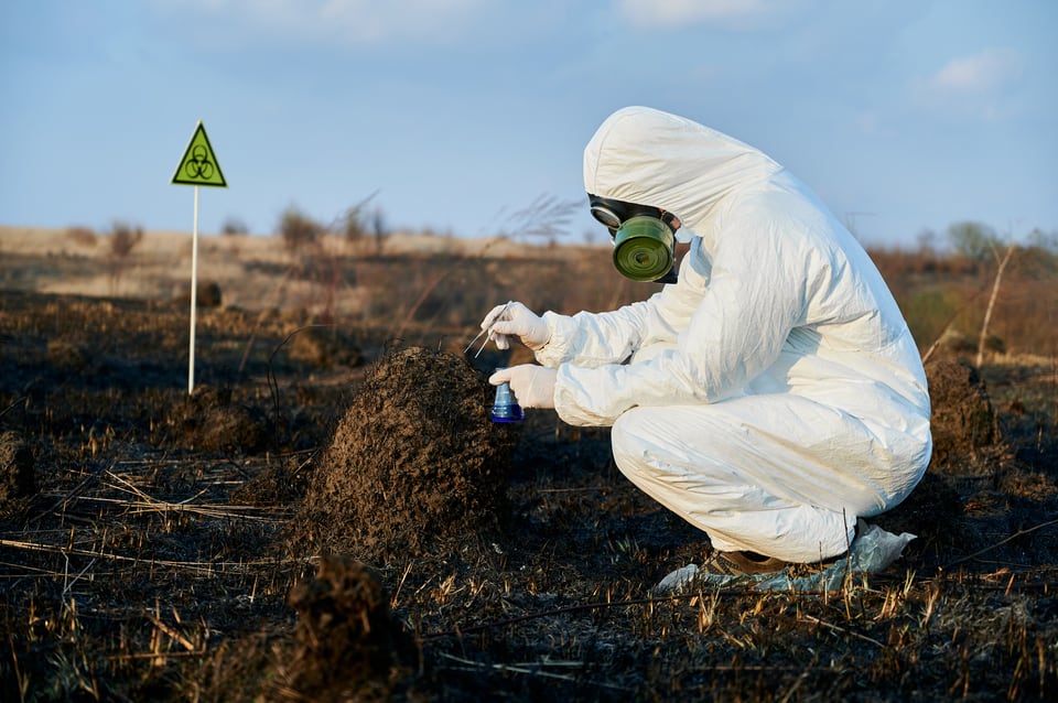 特定有害物質による土壌汚染を調査する作業員
